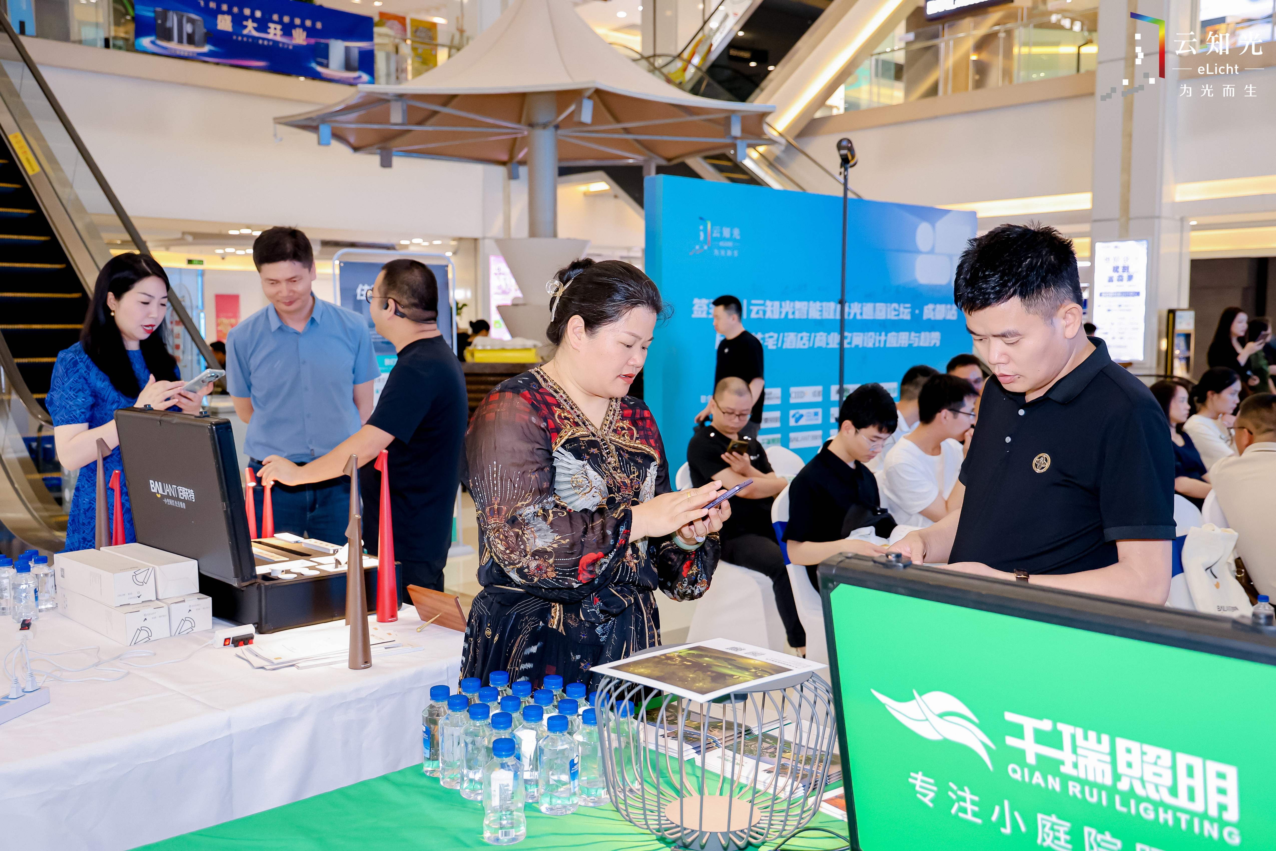 云知光成都站，太精彩了，观众站着也要听完！